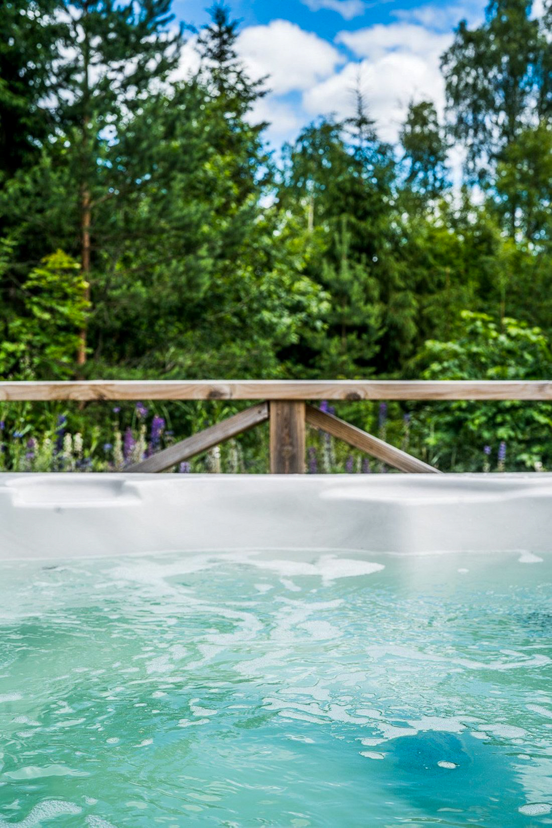 Outdoor jacuzzi surrounded by forest on the Asphyttan property